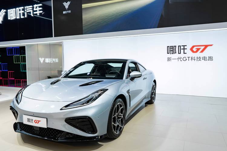 深圳285哪吒汽车在智能汽车领域的表现，领途汽车在新能源汽车市场中的影响力